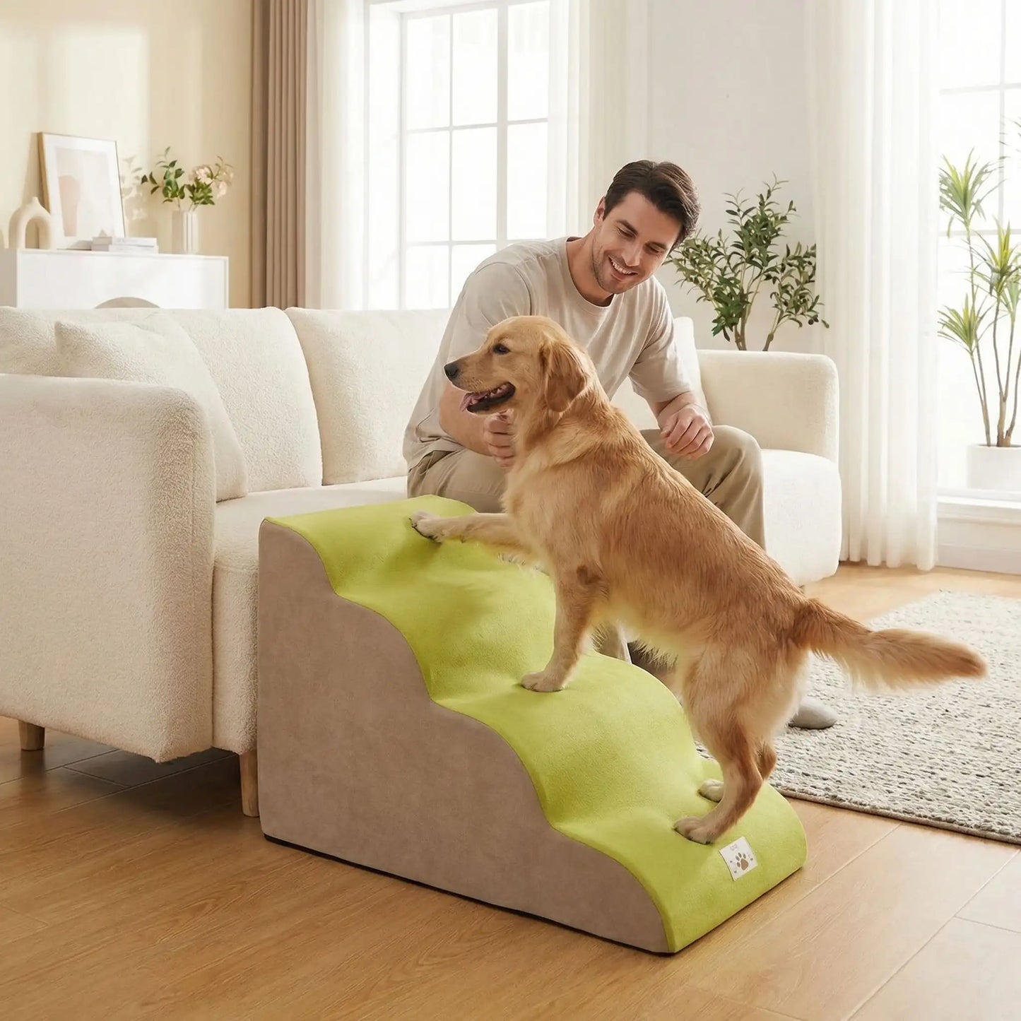 Escalier pour chien chiot antidérapant, déhoussable lavable en machine avec mousse haute résilience à mémoire de forme pour protèger les articulations sensibles, sécurisé , confortable, résistant aux griffes pour petit et chien de moyenne taille-design velours sur le dessus ultra-doux et tissu en coton solide-un grand chien qui utiilse le modèle 4 marches de couleur vert pour rejoindre en toute sécurité sa maitre assis sur le canapé du salon de la maison