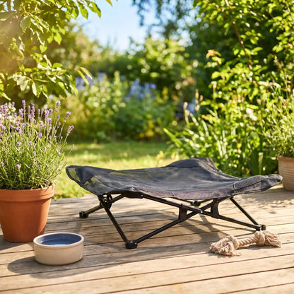 Fauteuil-pour-petit-chien-camping-chaise pour chien beige ou noir, lit de camp carré avec tissu déhoussable imperméable et lavable, en maille respirante pour un lit rafraichissant en été structure en acier inoxydable solide et pliant pour une utilisation partout en intérieur et extérieur pour chiot et chien de petite race de 0 à 5 kilos- gros plan sur la chaise d'été en toile imperméable et résistante avec 4 pieds surélevés en inox pour chien de couleur noir sur la terrasse du jardin de la maison en été