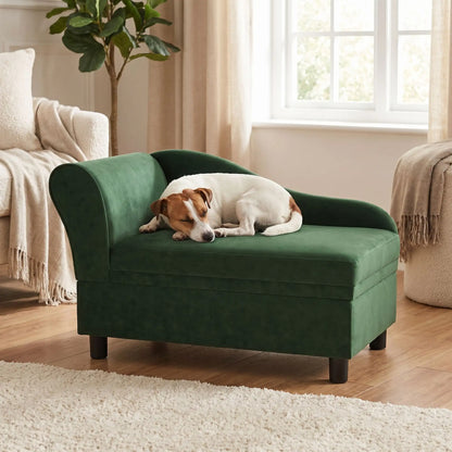 Fauteuil-pour-petit-chien-avec-coffre-de-rangement sous l'assise, canapé lit rectangulaire avec matelas en éponge haute résilience déhoussable et lavable en machine pour chien de petite taille en bois d'eucalyptus et housse en velours et nylon ultra doux mais résistant aux griffes- un chien de petite de race qui dort paisiblement sur le petit canapé lit avec dossier et coussin déhoussable en éponge épaisse en coton sur 4 pieds de couleur vert olive dans le salon de la maison 