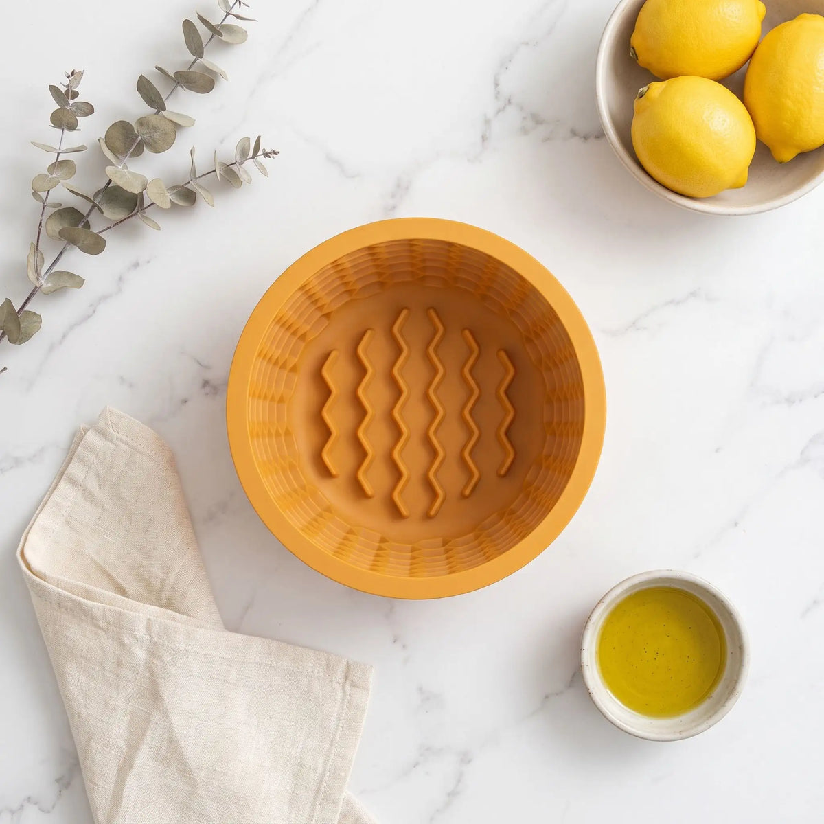 Gamelle-anti-glouton-chien-léchage-en silicone de qualtié alimentaire sans BPA, intérieur conception nid d'abeille avec ventouse intégrale ultra robuste pour le coller partout (mur, sol)  forme haute, idéal pour les races à longues oreilles, compatible lave-vaisselle, firgo et congélateur pour des préparations à lécher diverses, 2 taille S et L pour chiot et chien de toute race, contenance de 550ml à 1 litre-gros plan, vue sur le haut; pour voir l'intérieur avec stries en nid d'abeille 