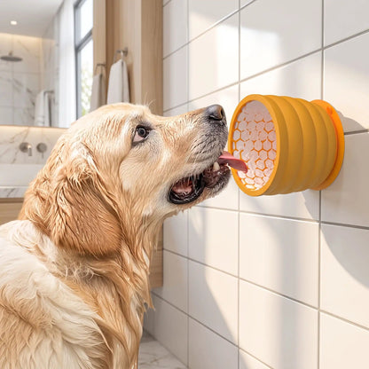 Gamelle-anti-glouton-chien-léchage-en silicone de qualtié alimentaire sans BPA, intérieur conception nid d'abeille avec ventouse intégrale ultra robuste pour le coller partout (mur, sol)  forme haute, idéal pour les races à longues oreilles, compatible lave-vaisselle, firgo et congélateur pour des préparations à lécher diverses, S et L pour chiot et chien , contenance de 550ml à 1 litre-un chien de race moyenne qui lèche la gamelle anti-glouton  collé par ventouse au carrelage de la douche pendant ses soins