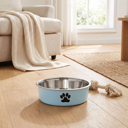 Gamelle chien, chiot, inox 304-3-tailles robuste et indéformable p design hygiénique, lavable en lave-vaisselle avec son fond antidérapant en silicone pour une stabilité à toute épreuve, anti renversement, anti éclaboussures, design noir avec patte de chien, en rose, bleu ou gris disponible en 3 tailles 250/500/1000 ml pour race de chiot ou chien de petite, moyenne, grande taille-gros plan sur la gamelle bleu clair hygiénique avec son fond 100% antidérapant sur le sol en parquet du salon