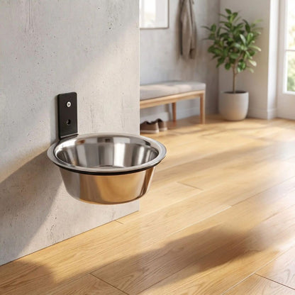 Gamelle-chien-hauteur-chiot-murale-avec support en forme d'anneau  en acier robuste à fixer sur toute surfaces lisses, rabattable pour un gain de place et gamelle en inox lavable au lave vaisselle, disponible en 2 tailles de diamètre 17 cm et 21 cm pour chien et chiot de petite à moyenne race, contenance 500 à 700 ml et de 1,5 litres pour la grande taille-gros plan la gamelle en inox surélevées dans leur support en arceau solide rabattable à 90° vissé au mur de la cuisine moderne