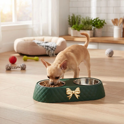 Gamelle-double-pour-chien-petit-avec-support-design noeud doré avec 2 gamelles inox amovibles et lavable en lave-vaisselle, support surélevé en ABS avec pieds antidérapant et anti-renversement, disponible en 3 coloris : marron, vert olive et blanc et chiot de petite race et petite taille avec pour chaque gamelle une contenance de 250 ml chacune-un chien nain qui mange confortablement dans sa gamelle double avec croquette et eau dans le support stable anti glissement sur le sol du salon de la maison