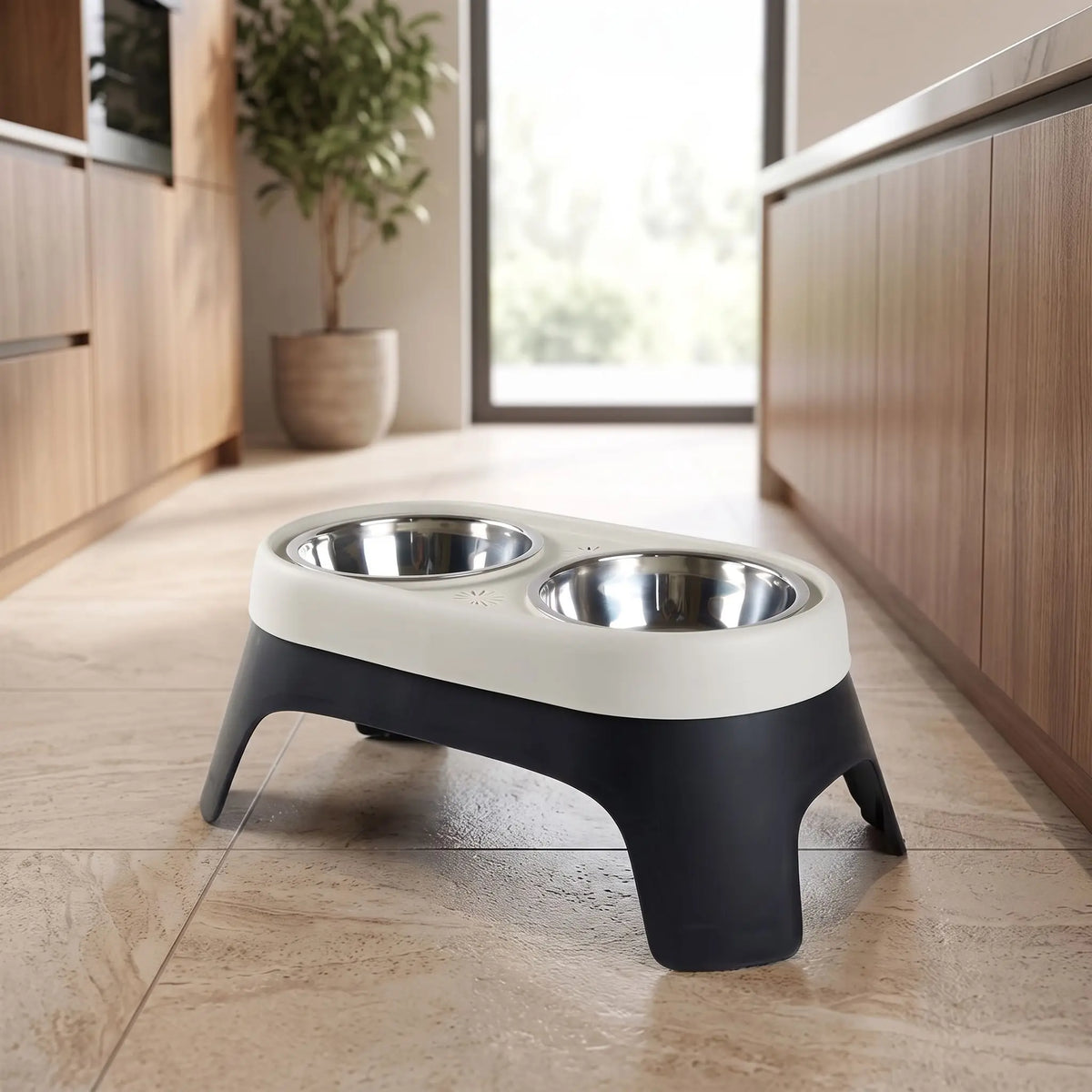 Gamelle-double-pour-chien-chiot-petite-race-surélevée, 2 gamelles en inox avec support en ABS de 14 cm de hauteur pour chiens âgés souffrant d'arthrite cervicale, animaux atteints de mégaœsophage nécessitant un angle élevé, chiens avec reflux gastrique cherchant un meilleur angle de déglutition, chien se remettant d'une blessure au cou ou au dos, lavable au lave vaisselle avec pieds antidérapant-gros plan sur le support gamelle double surélevée de couleur beige et noir 