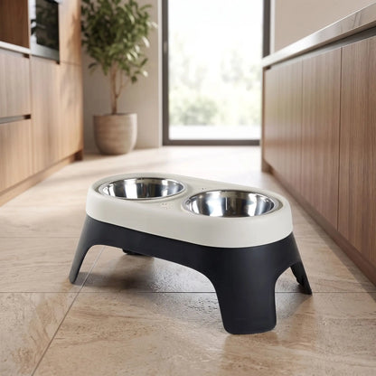 Gamelle-double-pour-chien-chiot-petite-race-surélevée, 2 gamelles en inox avec support en ABS de 14 cm de hauteur pour chiens âgés souffrant d'arthrite cervicale, animaux atteints de mégaœsophage nécessitant un angle élevé, chiens avec reflux gastrique cherchant un meilleur angle de déglutition, chien se remettant d'une blessure au cou ou au dos, lavable au lave vaisselle avec pieds antidérapant-gros plan sur le support gamelle double surélevée de couleur beige et noir 