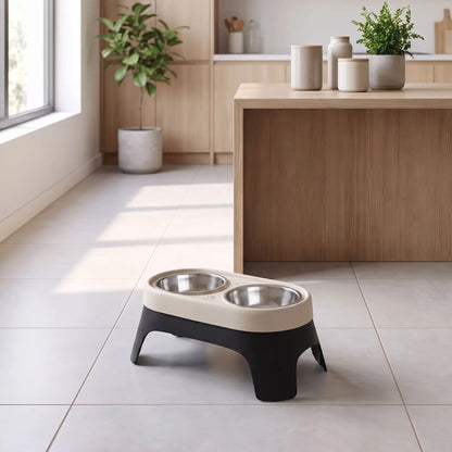 Gamelle-double-pour-chien-chiot-petite-race-surélevée, 2 gamelles en inox avec support en ABS de 14 cm de hauteur pour chiens âgés souffrant d'arthrite cervicale, animaux atteints de mégaœsophage nécessitant un angle élevé, chiens avec reflux gastrique cherchant un meilleur angle de déglutition, chien se remettant d'une blessure au cou ou au dos, lavable au lave vaisselle avec pieds antidérapant-gros plan sur le support gamelle double surélevée de couleur beige et noir 