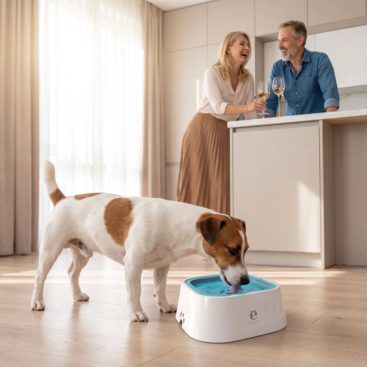 Gamelle-eau-chien-propre-1500ml pour chien et chiot anti-renversement, anti-bave, anti éclaboussures avec sa base évasée en bas et ses pieds antidérapants , sa base flottante et son contour qui bloque le tout,sans BPA, abs de qualité alimentaire,lavable en lave-vaisselle, démontable en 3 parties, robuste en 4 coloris : gris, blanc, bleu et rose- un chien de petite race active qui boit sans se mouiller et proprement dans sa gamelle d'eau et fraiche sur le sol en parquet propre du salon de l'appartement