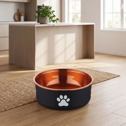 Gamelle-en-inox 304 robuste et indéformable pour chien et chiot design hygiénique, lavable en lave-vaisselle avec son fond antidérapant en silicone pour une stabilité à toute épreuve, anti renversement, anti éclaboussures, design noir avec une patte de chien blanche et intérieur chic de couleur or ou bronze, disponible en 3 tailles 250/500/1000 ml pour toute taille, race de chiot ou chien du petite, moyenne à grande-gros plan sur la gamelle en inox noir et bronze avec le design patte de chien blanche 