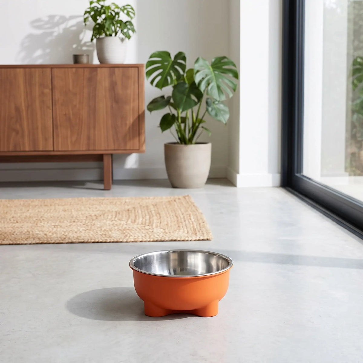 Gamelle-en-inox-pour-chien-petite-taille-surélevée sur pieds antidérapant avec gamelle en inox lavable en lave-vaisselle amovible et son support PP sans BPA avec une capacité de 500 ml pour chiot et chien de petite à moyenne taille, disponible en 4 coloris  jaune, vert, bleu et rouge-gros plan sur la gamelle en inox dans son support surélevé avec pieds antidérapant et anti-rayure de couleur rouge sur le sol ciré du salon