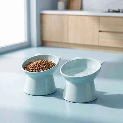 Gamelle-pour-petit-chien-haute-inclinée à 45° pour protéger son cou, vendues par lot-de-2, sur une base large est stable, contenance de 200g/200ml pour chien de petite race et chiot de petite à moyenne race de 3 à 8 kg, gamelle surélevée séparée en ABS sûr de qualité alimentaire sans BPA, ni produits toxiques, avec design oreille, solide et incassable, lavable au lave- vaisselle-gros plan sur le lot de 2 gamelles haute sur pied de couleur bleue, une remplie de croquette et l'autre remplie d'eau fraiche 