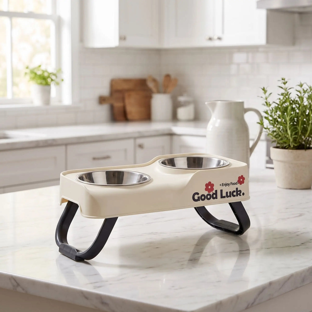 Gamelles-chien-en-hauteur-asymétrique-avec-support et pied surélevé pliable en ABS robuste et gamelle inox de 350/380ml chacune en lot de 2, lavable en lave-vaisselle pour race de chien de petite à moyenne taille, transportable , hygiénique qui s'adapte à la croissance du chiot - gros plan sur le support surélevé de couleur blanc avec pieds pliables et ses deux gamelles inox 