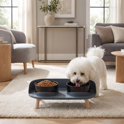 Gamelles-surélevées-pour-chien-ajustable-lavable, avec support large et socle anti-renversement pour les deux gamelles en fibres de bambou de 550 ml chacune lavable en lave vaiseelle, support surélevé sur 4 pieds en ABS durable et solides pour chiot et chien de petite taille et race toy-un bichon frisé qui boit confortablement dans sa gamelle d'eau clipser dans son support antireversement et sa surface qui permet de garder les sol propre de couleur vert foncé design avec ses 4 pieds imitation bois 