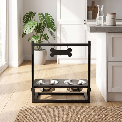 Gamelles-surélevées-pour-chien-chiot-design en acier noir robuste et épurés avec 2 gamelles inox encastrable dans le support réglable sur 3 hauteurs pour chiot et chien de taille moyenne taille de 25 cm à 60 cm au garrot, idéal pour suivre la croissance des chiots, Gamelle d'une capacité de 900 ml chacune compatible au lave-vaisselle,  soulage l'arthrose et les douleurs,traite le mégaœsophage,réduit les régurgitations-gros plan sur le support 2 gamelles en inox avec l'os en pancarte personnalisable design 