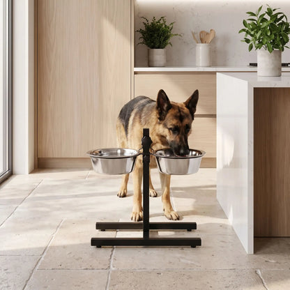 Gamelles-surélevées-pour-chiens-chiots-support en fer réglable en hauteur grâce à sa molette facile et ses 2 gamelles inoxydables lavable en lave-vaisselle avec ses 4 pieds et ses deux arceaux pour mettre les gamelles et assurent zéro bruit et zéro glissement pour chiot et chien de petite à grande taille de 40 à 5 cm au garrot-un chiien de grande taille qui mange conofrtablement grâce au support surélevé pour ses deux gamelles en inox hygiéniques dans la cuisine de la maison