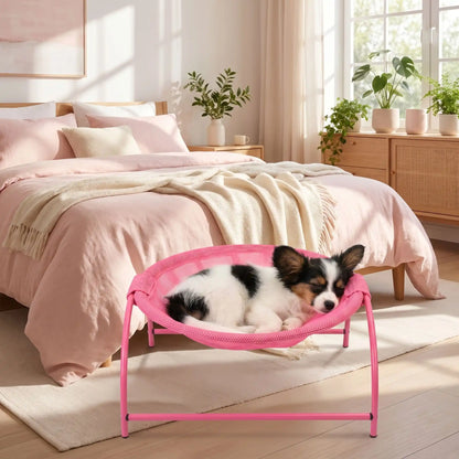 Hamac-pour-chien-chiot-exterieur et interieur en maille respirante et hypoallergénique, structure solide en acier avec 3 pieds et renfort par de barres latérales, cerceau central entourant et apaisant pour les chiot et chien de petite taille et de races naines de 0 à 3 kilos max , imperméable et lavable-un épagneul papillon qui dort paisiblement niché dans son hamac rond rose entourant avec sa structure en acier sur pieds dans la chambre de la maison en été