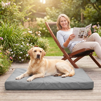 Housse-coussin-chien-chiot-100% imperméable-5-tailles S, M, L, XL et XXL-lavable en machine- anti-poils-antistatique-antibactérien-protection ultra-résistante en tissu Oxford 250 D résistant aux griffes et morsures de couleur gris-protection de couchage, coussin, lit, matelas, panier de forme rectangulaire-un chien de grande taille qui  couché confortablement en boule sur la housse douce et hypoallergénique et hygiénique taille XL qui protège son matelas sur le sol de la terrasse du jardin de la maison 