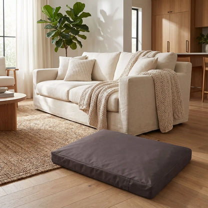 Housse-coussin-chien-100% imperméable-5-tailles S, M, L, XL et XXL-lavable en machine- anti-poils-antistatique-antibactérien-protection ultra-résistante en tissu Oxford 250 D résistant aux griffes et morsures de couleur marron-protection de couchage, coussin, lit, matelas, panier de forme rectangulaire-gros plan sur la housse douce et hypoallergénique et hygiénique xl qui protège le lit pour chien sur le sol en parquet du salon de la maison pour une utilisation intérieur et extérieur