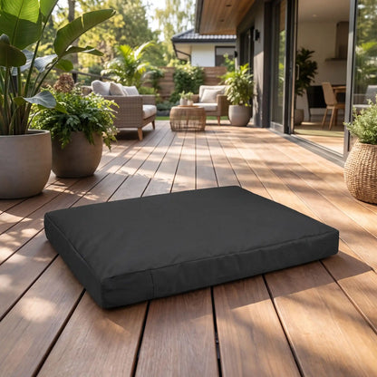 Housse-coussin-chien-100% imperméable-5-tailles S, M, L, XL et XXL-lavable en machine ou à l'éponge- anti-poils-antistatique-antibactérien-protection ultra-résistante en tissu Oxford 250 D résistant aux griffes et morsures de couleur noir-protection de couchage, coussin, lit, matelas, panier de forme rectangulaire-gros plan sur la housse douce et hypoallergénique et hygiénique noir qui protège la literie du chiot ou chien en 5 tailles S, M, L, XL et XXL pour toute tailles de chien sur la terrasse du jardin 