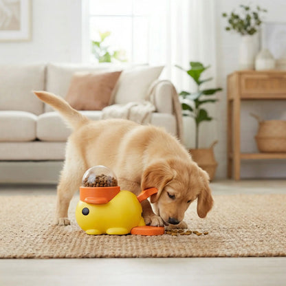 Jeu-intelligent-pour-chien-chiot-interactif, en forme de canard original avec pédale pour libérer les croquettes ou le friandises , jouet distributeur de croquettes avec rotation pour stimuler l'intelligence du chien, et un effet anti-glouton qui ralenti la prise d'alimentation,jouet éducatif et d'occupation pour le chiot et le chien adulte-un chiot labrador qui mange  sur les friandises qu'il a libérer en appuyant sur la pédales sur le tapis du salon de la maison