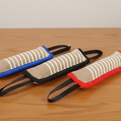 Jouet-indestructible-chien-interactif-coton-lin pour jeu de traction, de rermorqueur, de tir à la corde, avec deux sangles aux extrémité et boudin doux et résistant aux morsures et machoires puissantes-gros plan sur le jouet en forme de boudin pour des jeux éducatifs canin disponible en 4 couleurs