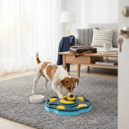 Jouet-intelligent-pour-chien-actif, robuste , puzzle alimentaire, gamelle anti-glouton, distributeur de croquette, sans BPA etr lavable en lave vaisselle , avec 5 pieds surélevés antidérapant pour chiot et chien, jeu d'entrainement mentale, anti anxiété, jouet d'occupation avec recherche de croquettes cachées, jouet anti ennui, idéal pour chien destructeurs ou agités- un Jack russell heureux et stimulé qui cherche les croquettes cachées dans le jeu et les mange doucement dans le salon de la maison
