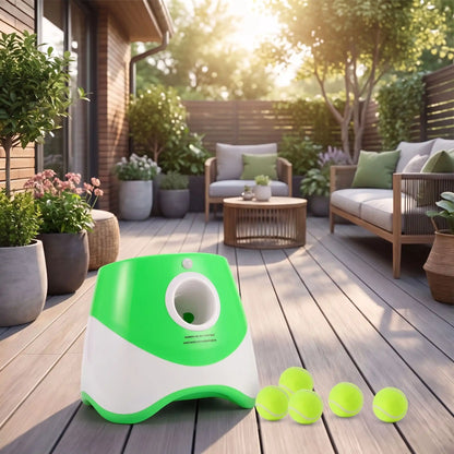 Lance-balle-automatique-pour-chien-3 longueurs réglables : 3/6/9 mètres avec 3 balles de tennis ⌀5 cm pour chien fournies, compatibles avec balles du même diamètre, de couleur blanc et vert, avec sa prise USB, détecteur de mouvement avec lancer automatique, jouet interactif transportable avec sa poignée compact et autonome pour chiot et chien de petite race- gros plan sur le lanceur automatique de couleur blanc et vert clair avec ses 3 balles de tennis sur la terrasse de la maison