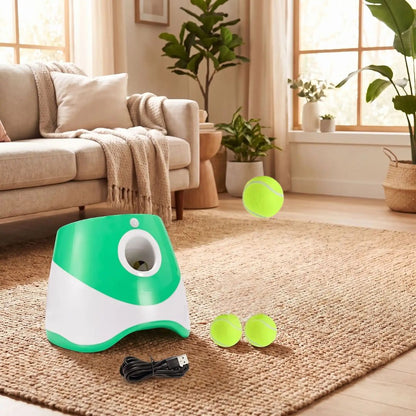 Lance-balle-automatique-pour-chien-3 longueurs réglables : 3/6/9 mètres avec 3 balles de tennis ⌀5 cm pour chien fournies, compatibles avec balles du même diamètre, de couleur blanc et vert, avec sa prise USB, détecteur de mouvement avec lancer automatique, jouet interactif transportable avec sa poignée compact et autonome pour chiot et chien de petite race- gros plan sur le lanceur automatique de couleur blanc et vert clair avec ses 3 balles de tennis dont une est éjecter par son ouverture par l'avant