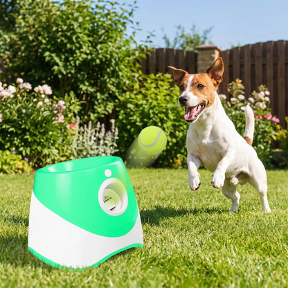 Lance-balle-automatique-pour-chien-3 longueurs réglables : 3/6/9 mètres avec 3 balles de tennis ⌀5 cm pour chien fournies, compatibles avec balles du même diamètre, de couleur blanc et vert, avec sa prise USB, détecteur de mouvement avec lancer automatique, jouet interactif transportable avec sa poignée compact et autonome pour chiot et chien de petite race- un petit chien de race très active qui s'élance pour attraper la balle de tennis envoyée automatiquement par le lanceur dans le jardin de la maison