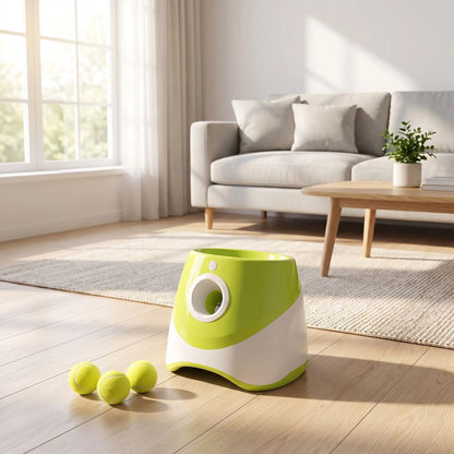 Lance-balle-automatique-pour-chien-3 longueurs réglables : 3/6/9 mètres avec 3 balles de tennis ⌀5 cm pour chien fournies, compatibles avec balles du même diamètre, de couleur blanc et vert clair, avec sa prise USB, détecteur de mouvement avec lancer automatique, jouet interactif transportable avec sa poignée compact et autonome pour chiot et chien de petite race- gros plan sur le lanceur automatique de balle à détecteur de mouvement et ses 3 balles de tennis pour chien fournies