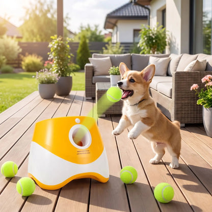 Lance-balle-automatique-pour-chien-3 longueurs réglables : 3/6/9 mètres avec 3 balles de tennis ⌀5 cm pour chien fournies, compatibles avec balles du même diamètre, de couleur blanc et orange, avec sa prise USB, détecteur de mouvement avec lancer automatique, jouet interactif transportable avec sa poignée compact et autonome pour chiot et chien de petite race- gros plan sur le lanceur de balle qui lance automtiquement une balle de tennis avec un chiot tout excité de jouer sur la terrasse de la maison