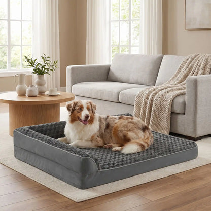 Lit-canapé chien-chiot-orthopédique-xxl avec traversin intégré,antidérapant-imperméable-déhoussable-lavable en machine-résistant aux griffes et morsures  pour  moyen à grand chien et chiot jusqu'à 50 kg max-en velours côtelé et 100% Coton PP et deux traversins cylindriques rembourré en forme de L de couleur gris pour un effet apaisant et sécurisant-un  chien de moyenne race couché confortablement sur le lit orthopédique avec matelas à mémoire de forme de couleur gris clair dans le salon de l'appartement