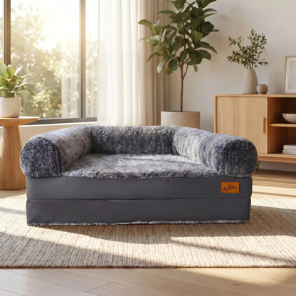 Lit-canapé-pour-chien-xxl-imperméable déhoussable et lavable en machine, matelas à mémoire de forme 100% coton éponge haute densité et haute résilience pour un soutien orthopédique pour chiens de grande race, housse douce en velours, effet peluche et accoudoir en U au rembourrage 100% coton haute densité-gros plan sur le canapé-lit en version plié et en canapé orthopédique à mémoire de forme avec dossier et accoudoirs cylindrique entourant de couleur gris foncé dans le salon de la maison