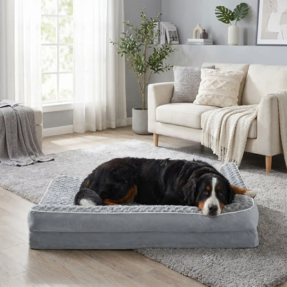 Lit-pour-chien-orthopédique-xxl avec traversin intégré,antidérapant-imperméable-déhoussable-lavable en machine-résistant aux griffes et morsures  pour grand chien et chiot jusqu'à 50 kg max-en velours côtelé et 100% Coton PP et deux traversins cylindriques rembourré en forme de L de couleur gris pour un effet apaisant et sécurisant-un grand chien couché sur son grand lit orthopédique, sa tête reposant confortablement sur le traversin surélevé en L des deux traversins dans le salon de l'appartement
