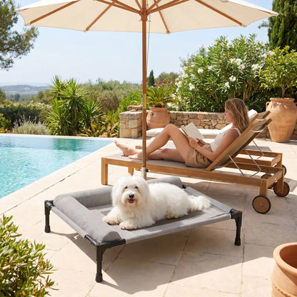 Lit-de-camp-chien-chiot-confort avec 2 traversins cylindriques en L au rembourrage 100% coton haute densité pour un soutien ergonomique pour sa tête ou son cou, entourant et sécurisant avec tissu en maille teslin ultra-résistante en teslin et contour en tissu oxford imperméable sur une structure en acier et coin arrondis en plastique sécurisé et pieds anti rayure et antidérapant-un petit chien heureux et couché au frais sur son lit hamac rafraichissant à côté de sa maitresse sur la terrasse de la piscine 