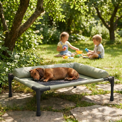 Lit-de-camp-chien-chiot-confort avec 2 traversins cylindriques en L au rembourrage 100% coton haute densité pour un soutien ergonomique pour sa tête ou son cou, entourant et sécurisant avec tissu en maille teslin ultra-résistante en teslin et contour en tissu oxford imperméable sur une structure en acier et coin arrondis en plastique sécurisé et pieds anti rayure et antidérapant-un chien de taille moyenne qui dort sa tête reposant contre l'oreiller du lit hamac vert dans le jardin de la maison en été 