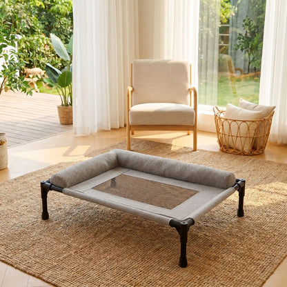Lit-de-camp-chien-chiot-confort avec 2 traversins cylindriques en L au rembourrage 100% coton haute densité pour un soutien ergonomique pour sa tête ou son cou, entourant et sécurisant avec tissu en maille teslin ultra-résistante en teslin et contour en tissu oxford imperméable sur une structure en acier et coin arrondis en plastique sécurisé et pieds anti rayure et antidérapant-gros plan sur le lit surélevé avec toile hamac en tissu et maille pour un effet rafraichissant de couleur gris avec traversin en L
