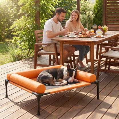 Lit-de-camp-chien-chiot-confort avec 2 traversins cylindriques en L au rembourrage 100% coton haute densité pour un soutien ergonomique pour sa tête ou son cou, entourant et sécurisant avec tissu en maille teslin ultra-résistante en teslin et contour en tissu oxford imperméable sur une structure en acier et coin arrondis en plastique sécurisé et pieds anti rayure et antidérapant-un chien de race miniature qui dort au frais sur son lit hamac rafraichissant , sa tête contre le coussin sur la terrasse en été 