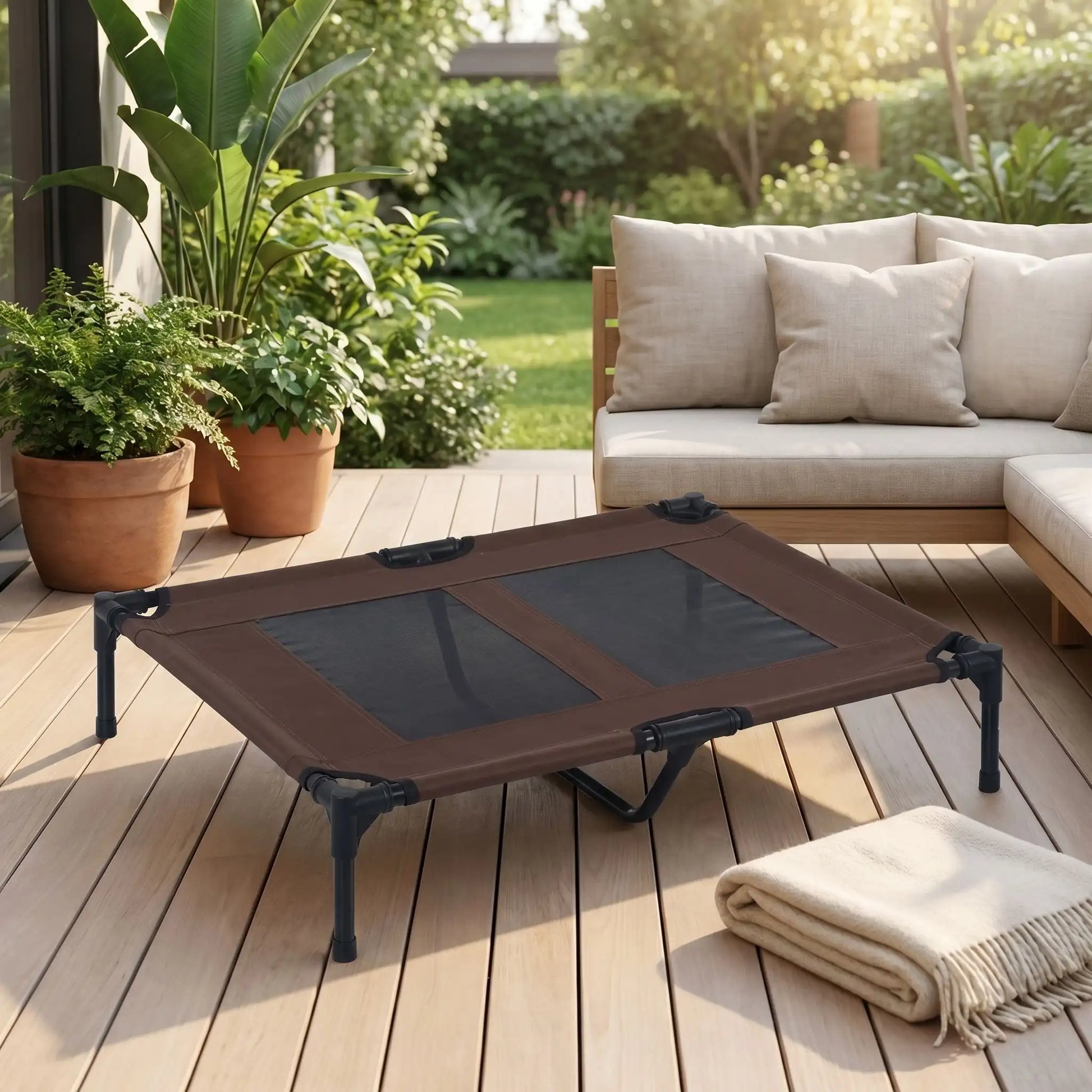 Lit-de-camps-chien-chien-surélevé-toile Oxford imperméable et résistant, pliable avec 4 pieds et un pied au milieu pour une stabiliité parfaite avec deux carrés de maille respirantes sur la surface pour une aération optimale pour chien de petite à moyenne taille de 0 à 25 kilos- gros plan sur le lit de camps pour chien de couleur marron résistant au griffes, de couleur marron sur la terrasse du pavillon en été 