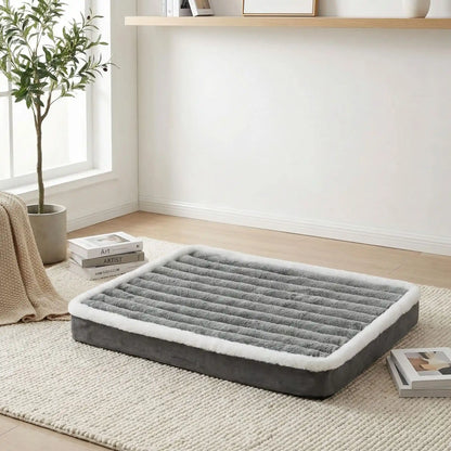Lit-pour-chien-orthopedique-matelas rectangulaire, antidérapant, imperméable, housse en velours douce en peluche déhoussable et lavable en machine à laver, polyvalent sur le sol, dans la cage de tranport, un panier-disponible en 3 tailles S, M et L pour les chiots et les chiens de petites à moyenne taille de 0 à 15 kilos max-gros plan sur le matelas en velours rose ergonomique sur le sol dans la chambre de l'appartement