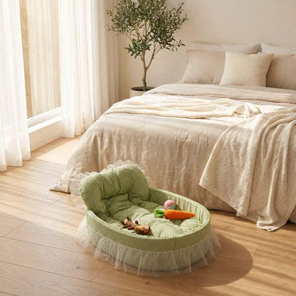 Lit-pour-chihuahua-4-saisons-avec son coussin interieur amovible épais et moelleux en mousse coton haute densité ergonomique, tissu respirant et lit lavable en machine avec design mignon en dentelle, entourant avec son rebord surélevé et sa décoration en dentelle, lit de princesse, couffin mignon-gros plan sur le lit en forme de couffin original et mignon avec sa dentelle et son coussin interieur rembourré pour un soutien ferme et moelleux à la fois de couleur vert sur le sol de la chambre de la maison
