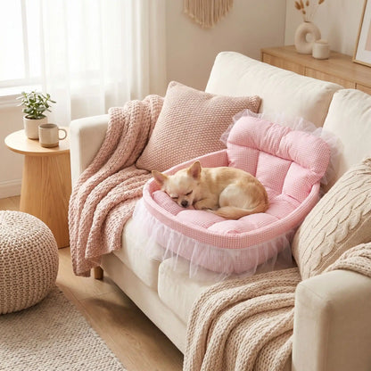 Lit-pour-chihuahua-4-saisons-avec son coussin interieur amovible épais et moelleux en mousse coton haute densité ergonomique, tissu respirant et lit lavable en machine avec design mignon en dentelle, entourant avec son rebord surélevé et sa décoration en dentelle, lit de princesse, couffin mignon-un chihuahua qui dort paisiblement en boule dans son petit lit ovale anti stress de couleur rose sur le canapé du salon de l'appartement