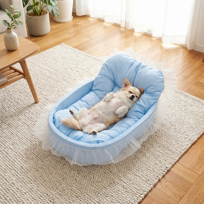 Lit-pour-chihuahua-4-saisons-avec son coussin interieur amovible épais et moelleux en mousse coton haute densité ergonomique, tissu respirant et lit lavable en machine avec design mignon en dentelle, entourant avec son rebord surélevé et sa décoration en dentelle, lit de princesse, couffin mignon-un chihuahua qui dort paisiblement les pattes en l'air dans son petit lit ovale anti stress de couleur bleu sur le sol du salon de l'appartement