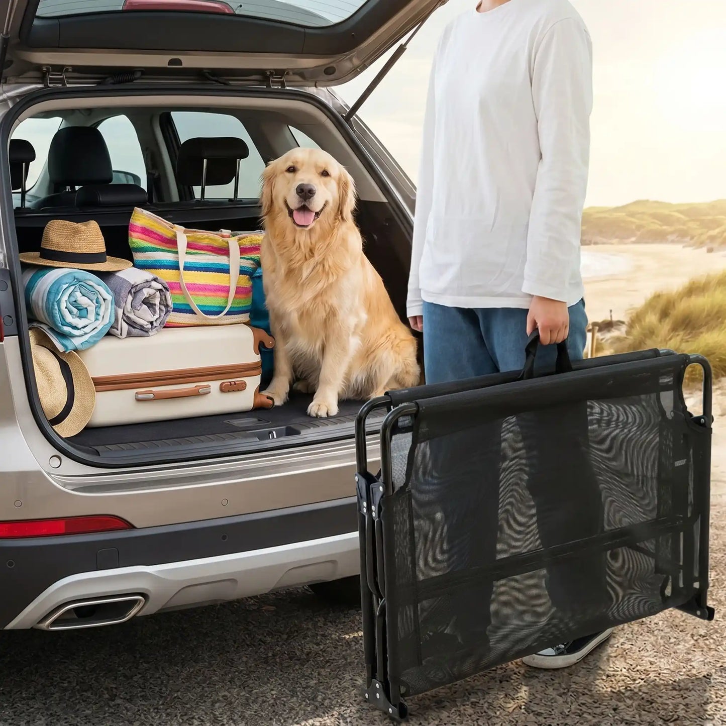 Lit_pliant-pour-chien-camps-extérieur et intérieur en maille respirante avec toile en tissu textilène robuste résistant au griffes, respirant anti poils et anti saletés pour un hamac avec poignée de transport et compact plié pour déplacements, voyage, vacances, randonnées ou à la maison, dans le jardin en été, etc, imperméable et ergonomique-un grand chien assis dans le coffre de la voiture pour un départ en vacances avec son maitre qui porte son lit pliant de camping grâce à sa poignée de transport 