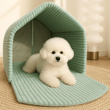 Maison-chien-interieur-chiot-niche-pliable et transportable antidérapante en velours et coton résistante avec sa structure en acier inoxydable avec attache solides et rapides avec double rideaux attachable et fermeture pour une version ouverte ou fermée-design et coutures soignées-un  chien de petite taille couché et heureux dans sa mini maison chaude version ouverte grise dans la chambre de l'appartement
