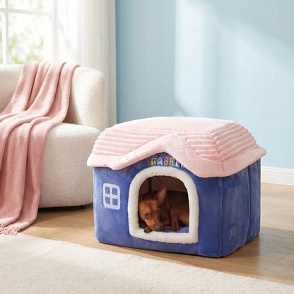 Maison-interieure-pour-chien-chiot-lavable, antidérapant, pliable avec toit, déhoussable et lavable en machine avec son coussin intérieur amovible au rembourrage 100% coton haute densité pour chiot et chien de petite race et petite taille de 0 à 4 kilos- un Pinscher nain qui dort paisiblement dans la mini niche pour chien sur le coussin intérieur en velours doux de couleurs bleu et rose dans la chambre de l'appartement
