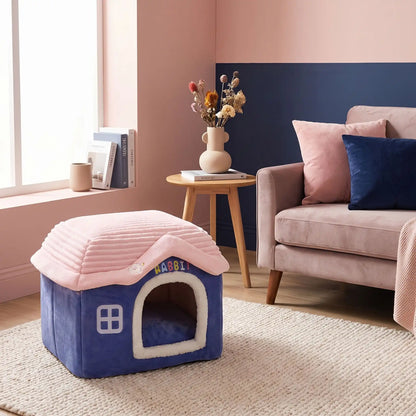 Maison-interieure-pour-chien-chiot-lavable, antidérapant, pliable avec toit, déhoussable et lavable en machine avec son coussin intérieur amovible au rembourrage 100% coton haute densité pour chiot et chien de petite race et petite taille de 0 à 4 kilos- gros plan sur la mini niche pour chien sur le coussin intérieur en velours doux de couleurs bleu et rose dans le salon de l'appartement