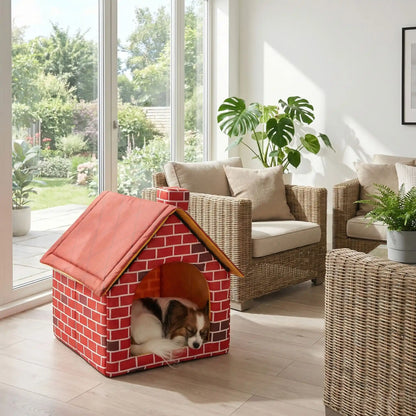 Maison-interieure-pour-chien-chiot-race-naine ou toy, lavable, antidérapant, design maison de brique rouge avec toit et cheminée-rigide installation rapide et démontable en quelques minutes pour chiot et chien de 0 à 3 kilos maximum-un épagneul papillon qui dort paisiblement dans la mini niche en forme de maison dans la véranda de la maison