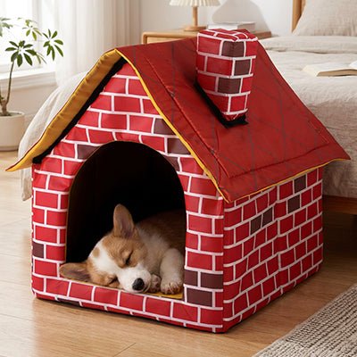 Maison-interieure-pour-chien-chiot-race-naine ou toy, lavable, antidérapant, design maison de brique rouge avec toit et cheminée-rigide installation rapide et démontable en quelques minutes pour chiot et chien de 0 à 3 kilos maximum-un chiot qui dort paisiblement dans la mini niche en forme de maison dans la chambre de l'appartement