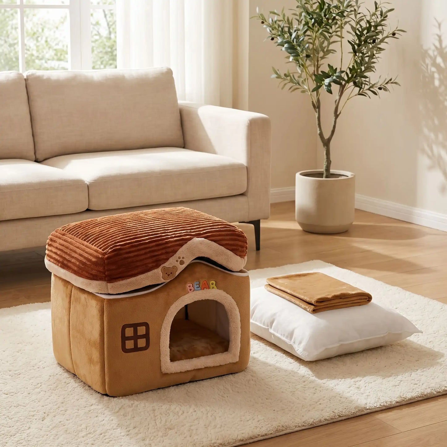 Maison-interieure-pour-chien-chiot-lavable, antidérapant, pliable avec toit, déhoussable et lavable en machine avec son coussin intérieur amovible au rembourrage 100% coton haute densité pour chiot et chien de petite race et petite taille de 0 à 4 kilos- gros plan sur la mini niche pour chien sur le coussin intérieur en velours doux déhoussable et lavable en machine sur le sol du salon avec toute les parties séparées